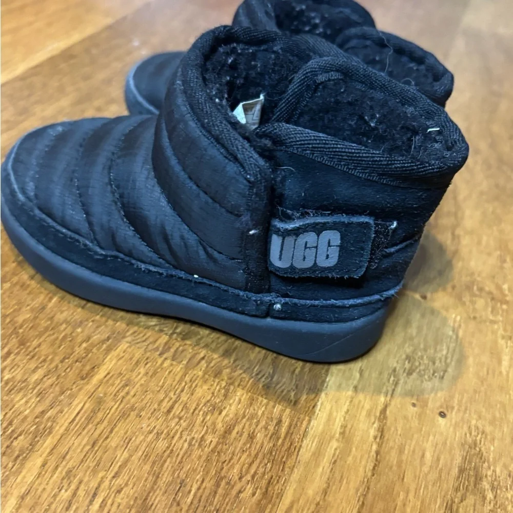 UGG Toddler Black Puffer Boots Size 6 Winter Slip-On